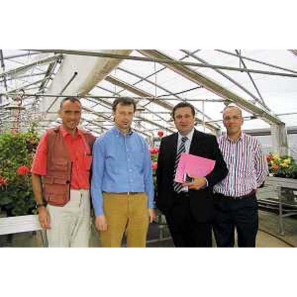 Enzo Marsilio (Assessore regionale Risorse agricole, naturali, forestali e Montagna) con Lorenzo Nazzi (Direttore dell'Istituto Professione di Stato per l'Agricoltura e l'Ambiente "Stefano Sabbatini" di Pozzuolo del Friuli). (Pozzuolo del Friuli 08/06/07) 