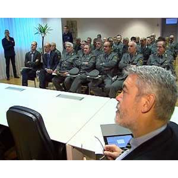 Paolo Panontin (Assessore regionale Protezione civile) alla consegna di nuovi apparati radio al Corpo Forestale Regionale – Udine 04/02/2014