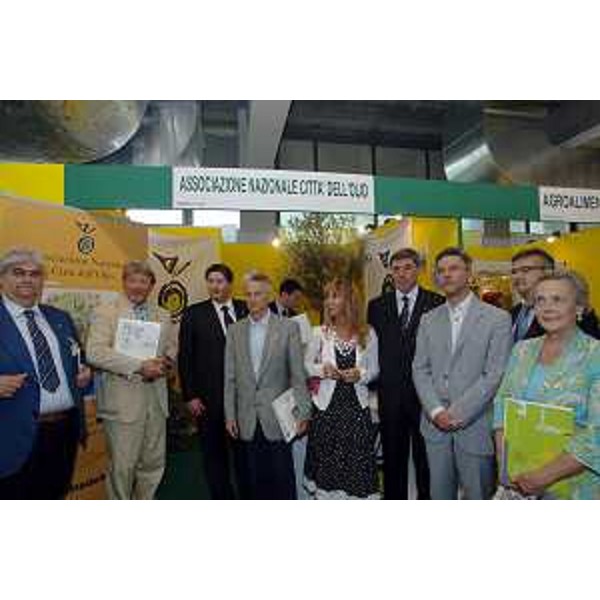 Riccardo Illy (Presidente Regione Friuli Venezia Giulia), Fulvio Bronzi (Presidente Fiera Trieste) ed Enrico Lupi (Presidente Associazione nazionale "Città dell'Olio") inaugurano "Olio Capitale", Salone degli olii extra vergini tipici e di qualità. (Trieste 10/06/07)