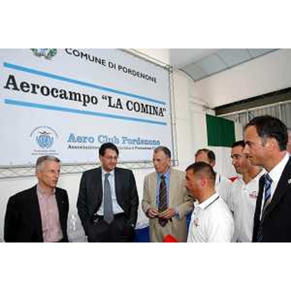 Riccardo Illy (Presidente Regione Friuli Venezia Giulia) e Lodovico Sonego (Assessore regionale Pianificazione territoriale e Infrastrutture di Trasporto) all'inaugurazione dell'aerocampo "La Comina". (Pordenone 09/06/07)