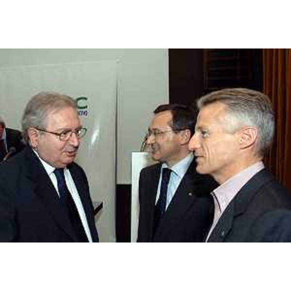 Riccardo Illy (Presidente Regione Friuli Venezia Giulia), Alessandro Azzi (Presidente nazionale Federazione BCC) e Italo Del Negro (Presidente BCC regionali) all'assemblea annuale della Federazione regionale delle Banche di Credito Cooperativo. (Villa Manin di Passariano 09/06/07)