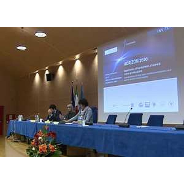 Loredana Panariti (Assessore regionale Lavoro, Formazione, Istruzione, Pari Opportunità, Politiche giovanili e Ricerca) alla presentazione di "Horizon 2020", Programma Quadro europeo per la Ricerca e l'Innovazione (2014-2020) - Udine 11/02/2014
