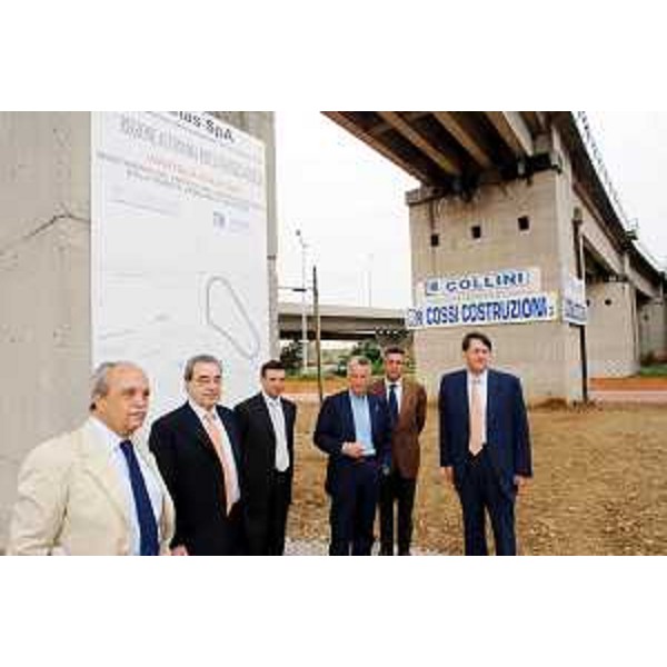 Riccardo Illy (Presidente Regione Friuli Venezia Giulia), Lodovico Sonego (Assessore regionale Pianificazione territoriale, Infrastrutture di Trasporto), Ugo Dibennardo (Capo Compartimento ANAS FVG) e Sergio Razeto e Felice Bragoni (Wartsila) al cantiere del raccordo Wartsila. (Trieste 11/06/07)