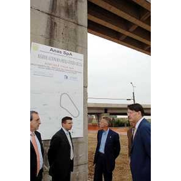 Riccardo Illy (Presidente Regione Friuli Venezia Giulia), Lodovico Sonego (Assessore regionale Pianificazione territoriale, Infrastrutture di Trasporto), Ugo Dibennardo (Capo Compartimento ANAS FVG) e Sergio Razeto e Felice Bragoni (Wartsila) al cantiere del raccordo Wartsila. (Trieste 11/06/07)