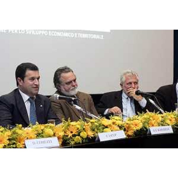 Franco Iacop (Assessore regionale Relazioni Internazionali) con Adhemar Gabriel Bahadian (Ambasciatore Brasile) e Victorio Maria Jose Taccetti (Ambasciatore Argentina) al workshop sull'internazionalizzazione dei territori, presso l'Ambasciata brasiliana in Italia. (Roma 12/06/07) 