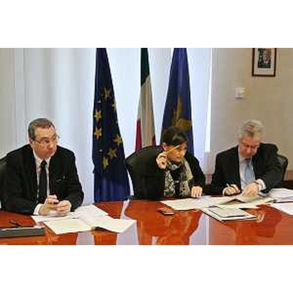 Sergio Bolzonello (Vicepresidente FVG e assessore regionale Attività produttive), Debora Serracchiani (Presidente Friuli Venezia Giulia) e Daniele Bertuzzi (Segretario generale Presidenza Giunta FVG) durante la riunione della Giunta regionale - Trieste 14/02/2014