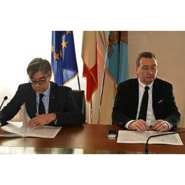 Francesco Peroni (Assessore regionale Finanze) e Sergio Bolzonello (Vicepresidente FVG e assessore regionale Attività produttive) alla conferenza stampa sull'attività del FRIE-Fondo di Rotazione per le Iniziative Economiche nel 2013 - Trieste 14/02/2014