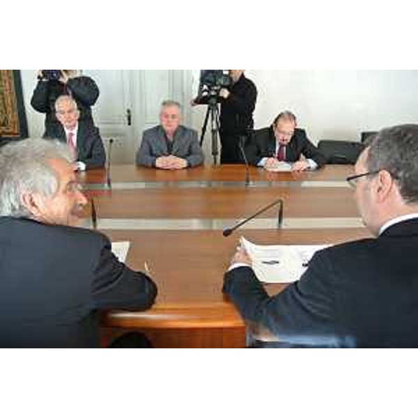 Bruno Tellia (Presidente FRIE) e Sergio Bolzonello (Vicepresidente FVG e assessore regionale Attività produttive) alla conferenza stampa sull'attività del FRIE-Fondo di Rotazione per le Iniziative Economiche nel 2013 - Trieste 14/02/2014
