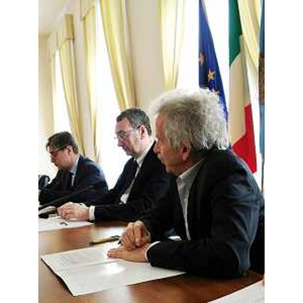 Francesco Peroni (Assessore regionale Finanze), Sergio Bolzonello (Vicepresidente FVG e assessore regionale Attività produttive) e Bruno Tellia (Presidente FRIE) alla conferenza stampa sull'attività del FRIE-Fondo di Rotazione per le Iniziative Economiche nel 2013 - Trieste 14/02/2014