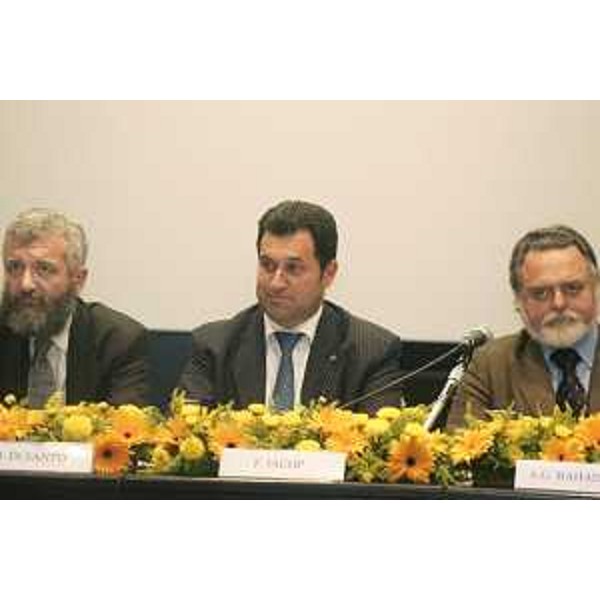 Franco Iacop (Assessore regionale Relazioni Internazionali) con Adhemar Gabriel Bahadian (Ambasciatore Brasile) e Donato Di Santo (Sottosegretario Affari Esteri) al workshop sull'internazionalizzazione dei territori, presso l'Ambasciata brasiliana in Italia. (Roma 12/06/07) 