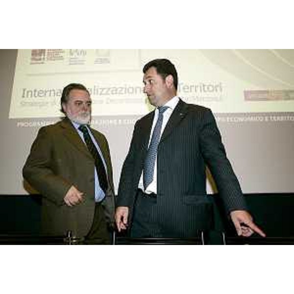 Franco Iacop (Assessore regionale Relazioni internazionali) con Adhemar Gabriel Bahadian (Ambasciatore Brasile) al workshop sull'internazionalizzazione dei territori presso l'Ambasciata brasiliana in Italia. (Roma 12/06/07)