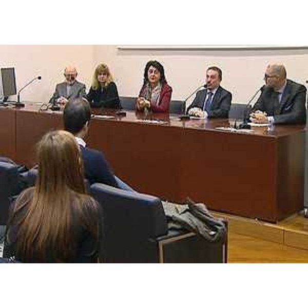 Mariagrazia Santoro (Assessore regionale Università) e Vincenzo Zoccano (Presidente Consulta regionale Associazioni persone disabili e loro famiglie) alla premiazione di una tesi di laurea su politiche e interventi riguardanti i diritti e l'integrazione sociale delle persone disabili - Trieste 17/02/2014