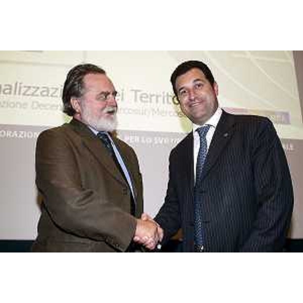 Franco Iacop (Assessore regionale Relazioni internazionali) con Adhemar Gabriel Bahadian (Ambasciatore Brasile) al workshop sull'internazionalizzazione dei territori presso l'Ambasciata brasiliana in Italia. (Roma 12/06/07) 