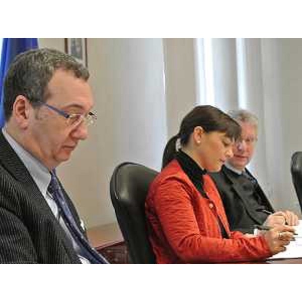 Debora Serracchiani (Presidente Friuli Venezia Giulia), tra Sergio Bolzonello (Vicepresidente FVG e assessore regionale Attività produttive) e Daniele Bertuzzi (Segretario generale Presidenza Giunta FVG), presiede la riunione della Giunta regionale - Trieste 21/02/2014