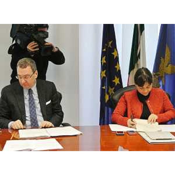 Debora Serracchiani (Presidente Friuli Venezia Giulia) e Sergio Bolzonello (Vicepresidente FVG e assessore regionale Attività produttive) durante la riunione della Giunta regionale - Trieste 21/02/2014