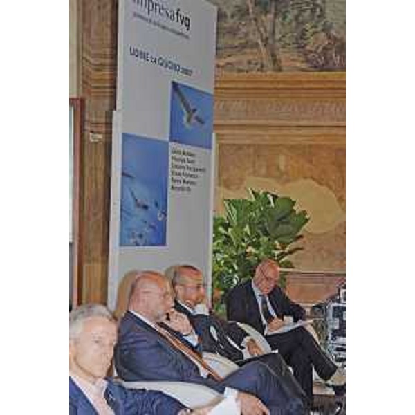 Riccardo Illy (Presidente Regione Friuli Venezia Giulia) con Enrico Bertossi (Assessore regionale Attività produttive) al Convegno "Impresa e sistema finanziario nel Friuli Venezia Giulia". (Udine 14/06/07)