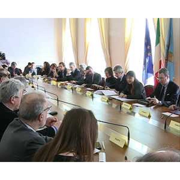 Sergio Bolzonello (Vicepresidente FVG e Assessore regionale Attività produttive), con Cesare Damiano (Presidente XI Commissione Lavoro Camera deputati) e Debora Serracchiani (Presidente Friuli Venezia Giulia), al Tavolo della Commissione Lavoro della Camera dei deputati - Trieste 24/02/2014
