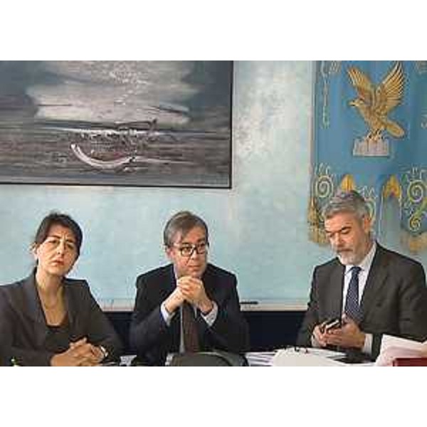 Gli assessori regionali Mariagrazia Santoro (Lavori pubblici), Francesco Peroni (Finanze) e Paolo Panontin (Autonomie locali) durante la riunione per la definizione degli spazi finanziari del Patto di stabilità interno, in Consiglio regionale - Trieste 26/02/2014