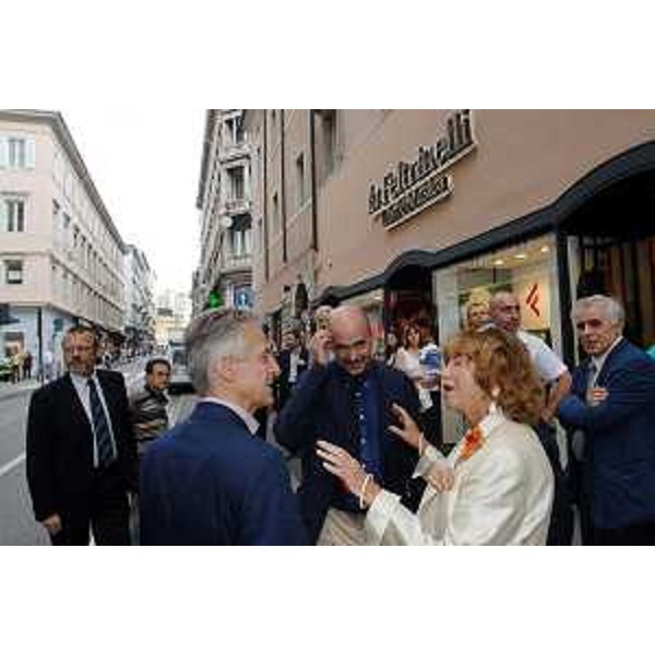 Riccardo Illy (Presidente Regione Friuli Venezia Giulia) con Inge Feltrinelli (Presidente Casa Editrice Feltrinelli) all'inaugurazione della libreria "La Feltrinelli Libri e Musica" a Trieste. (Trieste 15/06/07) 