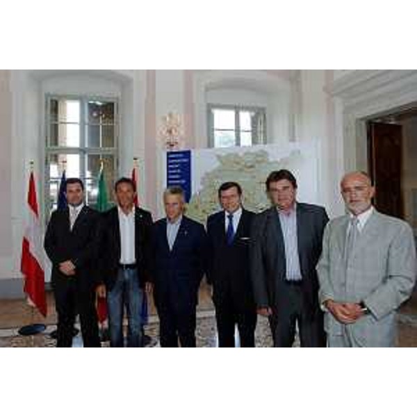 Illy (Presidente Regione FVG), Jakovcic (Presidente Contea Istria), Denona (Vicepresidente Contea Litoraneo-montana, HR), Haider (Presidente Land Carinzia, A), Gava (Assessore Politiche istituzionali Veneto) e Iacop (Assessore regionale Relazioni internazionali) alla firma per l'accordo sulla futura Euroregione, a Villa Manin. (Codroipo 21/06/07)