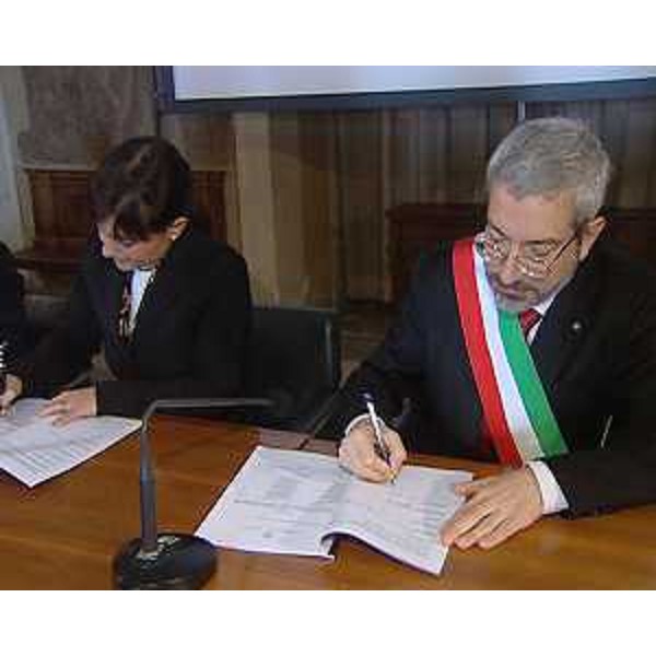 Debora Serracchiani (Presidente Friuli Venezia Giulia) e Furio Honsell (Sindaco Udine) all'atto della sottoscrizione del verbale di consegna del Castello all'Amministrazione comunale - Udine 04/03/2014