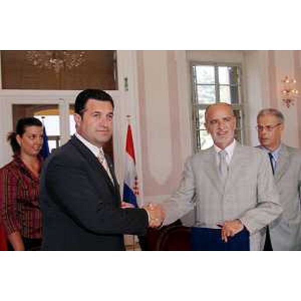 Franco Iacop (Assessore regionale Relazioni internazionali) e Luka Denona (Vicepresidente della Contea Litoraneo Montana, Croazia) durante l'incontro per la firma del protocollo di collaborazione interregionale, a Villa Manin. (Codroipo 21/06/07)