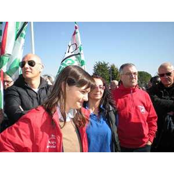 Debora Serracchiani (Presidente Friuli Venezia Giulia) all'assemblea aperta dei lavoratori dell'Electrolux, nel piazzale dello stabilimento - Porcia 07/03/2014