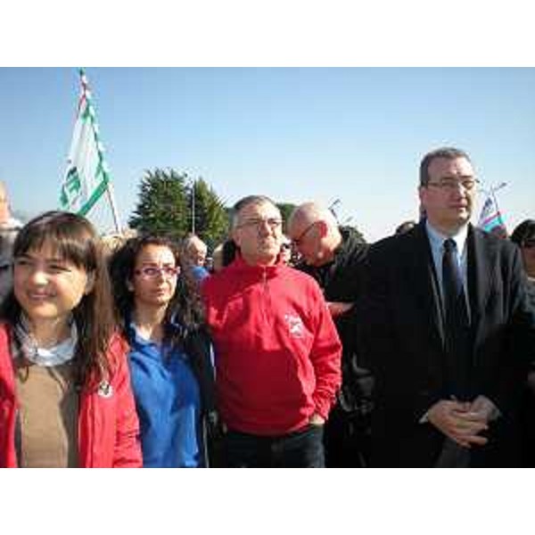 Debora Serracchiani (Presidente Friuli Venezia Giulia) e Sergio Bolzonello (Vicepresidente FVG e Assessore regionale Attività produttive) all'assemblea aperta dei lavoratori dell'Electrolux, nel piazzale dello stabilimento - Porcia 07/03/2014