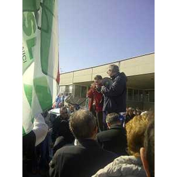 Debora Serracchiani (Presidente Friuli Venezia Giulia) all'assemblea aperta dei lavoratori dell'Electrolux, nel piazzale dello stabilimento - Porcia 07/03/2014