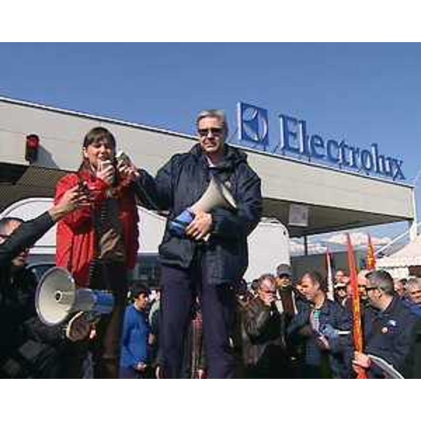 Debora Serracchiani (Presidente Friuli Venezia Giulia) all'assemblea aperta dei lavoratori dell'Electrolux, nel piazzale dello stabilimento - Porcia 07/03/2014