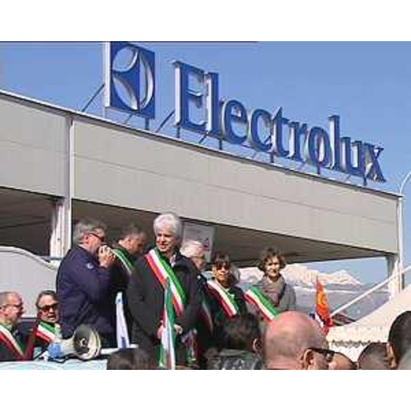 Claudio Pedrotti (Sindaco Pordenone) all'assemblea aperta dei lavoratori dell'Electrolux, nel piazzale dello stabilimento - Porcia 07/03/2014