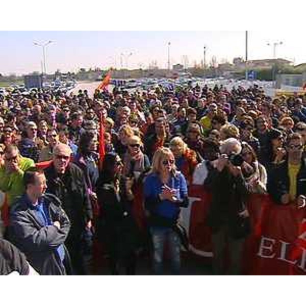 Assemblea aperta dei lavoratori dell'Electrolux, nel piazzale dello stabilimento - Porcia 07/03/2014