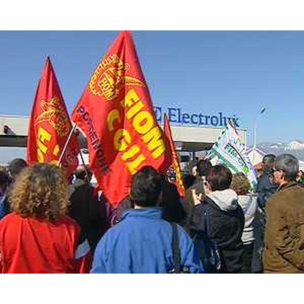 Assemblea aperta dei lavoratori dell'Electrolux, nel piazzale dello stabilimento - Porcia 07/03/2014