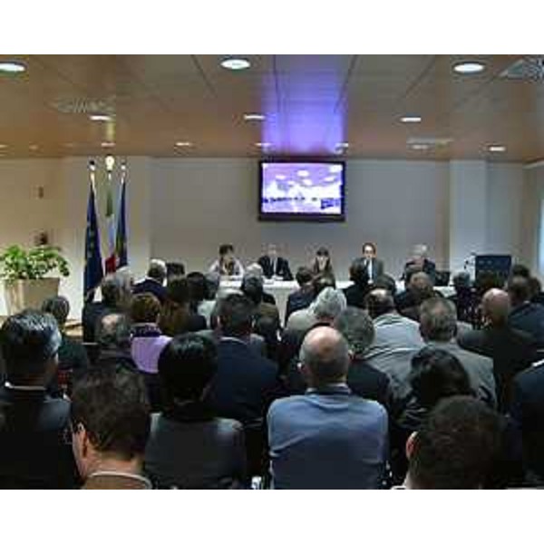 Mariagrazia Santoro (Assessore regionale Pianificazione territoriale), Sergio Bolzonello (Vicepresidente FVG e assessore regionale Attività produttive) e Debora Serracchiani (Presidente Friuli Venezia Giulia) presentano la "proposta finale" per salvare il Consorzio Aussa Corno - Udine 07/03/2014