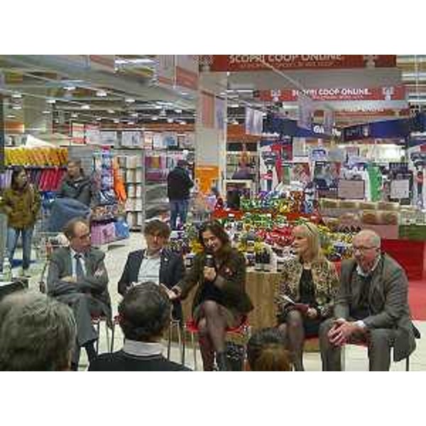 Gianni Torrenti (Assessore regionale Solidarietà) all'incontro "Frutti di pace. Una giornata per incontrare e conoscere la Cooperazione", all'Ipercoop Tiare - Villesse 08/03/2014