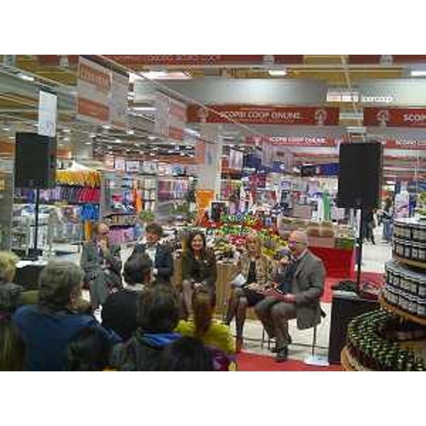 Gianni Torrenti (Assessore regionale Solidarietà) all'incontro "Frutti di pace. Una giornata per incontrare e conoscere la Cooperazione", all'Ipercoop Tiare - Villesse 08/03/2014