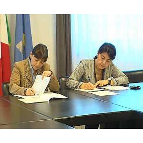Debora Serracchiani (Presidente Friuli Venezia Giulia) e Mariagrazia Santoro (Assessore regionale Infrastrutture e Mobilità) nel corso dell'incontro con rappresentanti dell'autotrasporto - Udine 10/03/2014