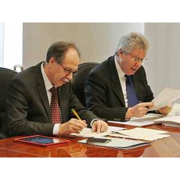 Gianni Torrenti (Assessore regionale Cultura, Sport e Solidarietà) e Daniele Bertuzzi (Segretario generale Presidenza Giunta FVG) durante la riunione della Giunta regionale - Trieste 14/03/2014