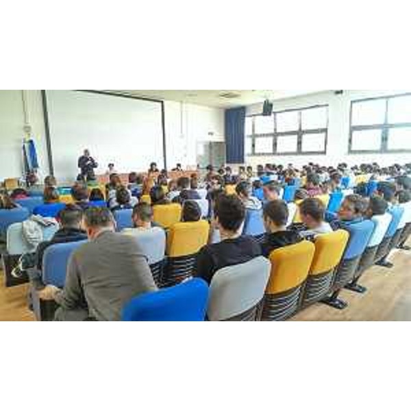 Loredana Panariti (Assessore regionale Istruzione, Formazione e Lavoro) all'incontro con gli studenti nella sede dell'Istituto superiore comprensivo "Brignoli Einaudi Marconi" - Staranzano 15/03/2014