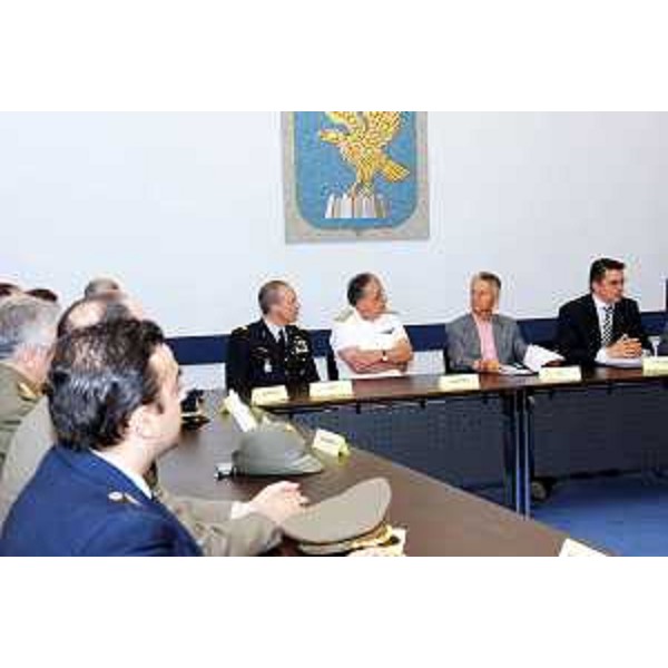 Riccardo Illy (Presidente Regione Friuli Venezia Giulia) e Vincenzo Martines (Ammiraglio, Direttore generale Sanità militare) durante l'incontro per la convenzione tra Regione e Ministero della Difesa per la donazione e la raccolta di sangue. (Trieste 29/06/07)