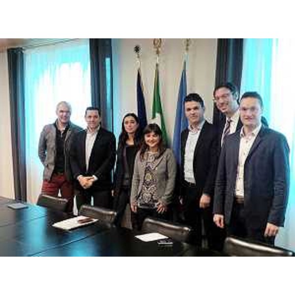 Debora Serracchiani e Antonio Verga Falzacappa, presidenti della Regione Friuli Venezia Giulia e del Gruppo Giovani Imprenditori di Confindustria Udine, con giovani imprenditori - Udine 17/03/2014