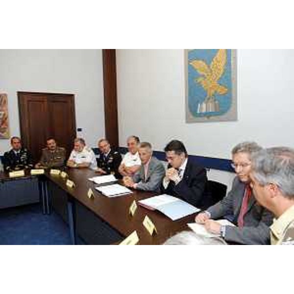 Riccardo Illy (Presidente Regione Friuli Venezia Giulia) e Vincenzo Martines (Ammiraglio, Direttore generale Sanità militare) durante l'incontro per la convenzione tra Regione e Ministero della Difesa per la donazione e la raccolta di sangue. (Trieste 29/06/07)