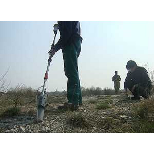 Tecnici dell'ARPA-Agenzia Regionale per la Protezione dell'Ambiente del FVG eseguono operazioni per la campionatura della zona del Poligono militare Cellina-Meduna - Cordenons 17/03/2014