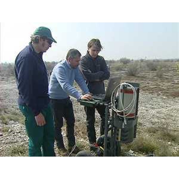 Tecnici dell'ARPA-Agenzia Regionale per la Protezione dell'Ambiente del FVG eseguono operazioni per la campionatura della zona del Poligono militare Cellina-Meduna - Cordenons 17/03/2014