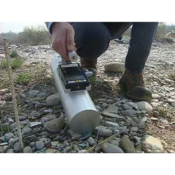 Tecnici dell'ARPA-Agenzia Regionale per la Protezione dell'Ambiente del FVG eseguono operazioni per la campionatura della zona del Poligono militare Cellina-Meduna - Cordenons 17/03/2014