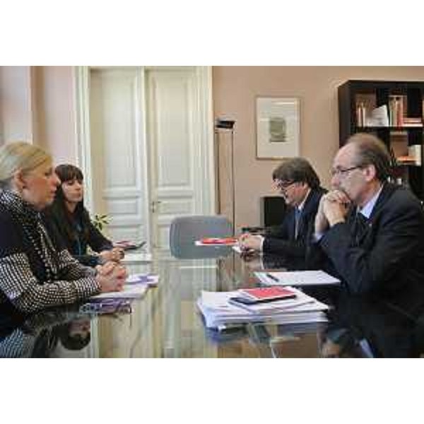 Tavolo dell'incontro tra Ingrid Sergas (Console generale di Slovenia a Trieste) e Gianni Torrenti (Assessore Cultura Regione Friuli Venezia Giulia) - Trieste 18/03/2014