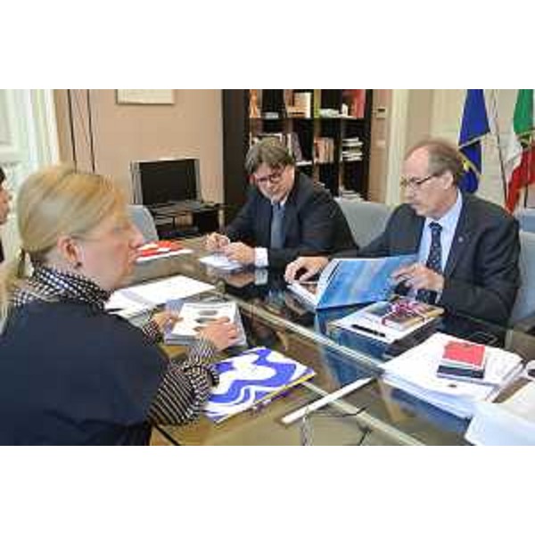 Tavolo dell'incontro tra Ingrid Sergas (Console generale di Slovenia a Trieste) e Gianni Torrenti (Assessore Cultura Regione Friuli Venezia Giulia) - Trieste 18/03/2014