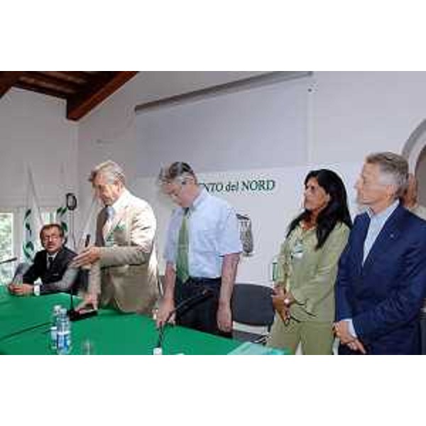 Riccardo Illy (Presidente Regione Friuli Venezia Giulia), Roberto Maroni (Capogruppo Lega Nord Padania) e Umberto Bossi (Segretario Federale Lega Nord Padania) all'incontro sul tema del federalismo fiscale svoltosi a Vicenza nella Villa Bonin Maistrello. (Trieste 01/07/07) 