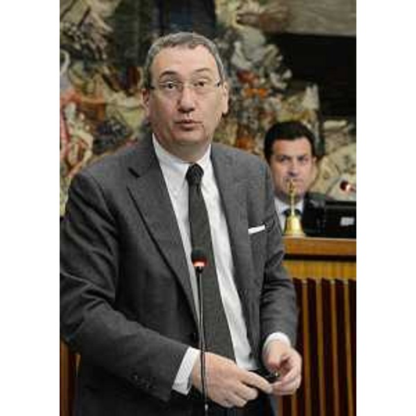 Sergio Bolzonello (Vicepresidente FVG e assessore regionale Attività produttive, Commercio, Cooperazione, Risorse agricole e forestali) illustra il disegno di legge della Giunta regionale contenente norme urgenti sugli OGM e modifiche di norme in materia di risorse forestali, in Consiglio regionale - Trieste 25/03/2014