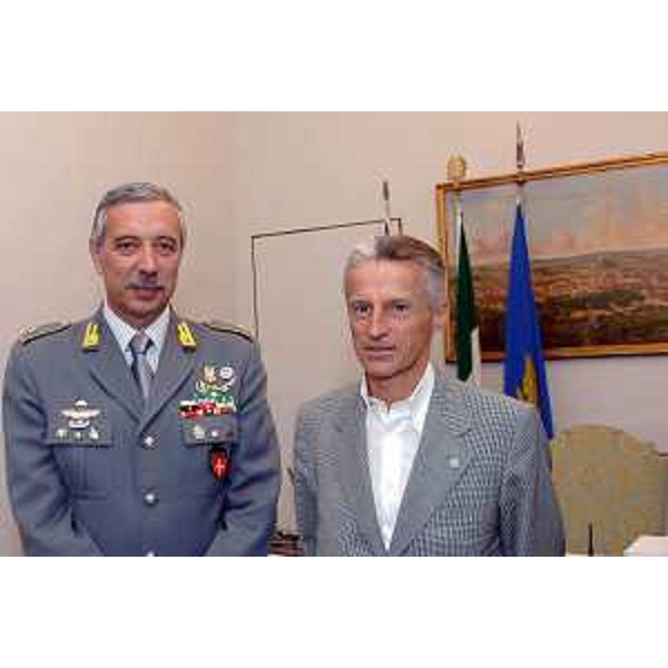 Riccardo Illy (Presidente Regione Friuli Venezia Giulia) saluta Fabrizio Lisi (Generale, Comandante Guardia di Finanza) in visita di commiato. (Trieste 02/07/07)